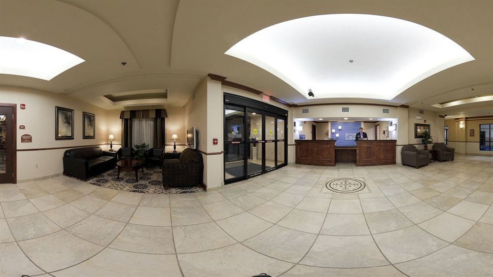 Holiday Inn Express Hotel & Suites Mcpherson By Ihg Exterior photo