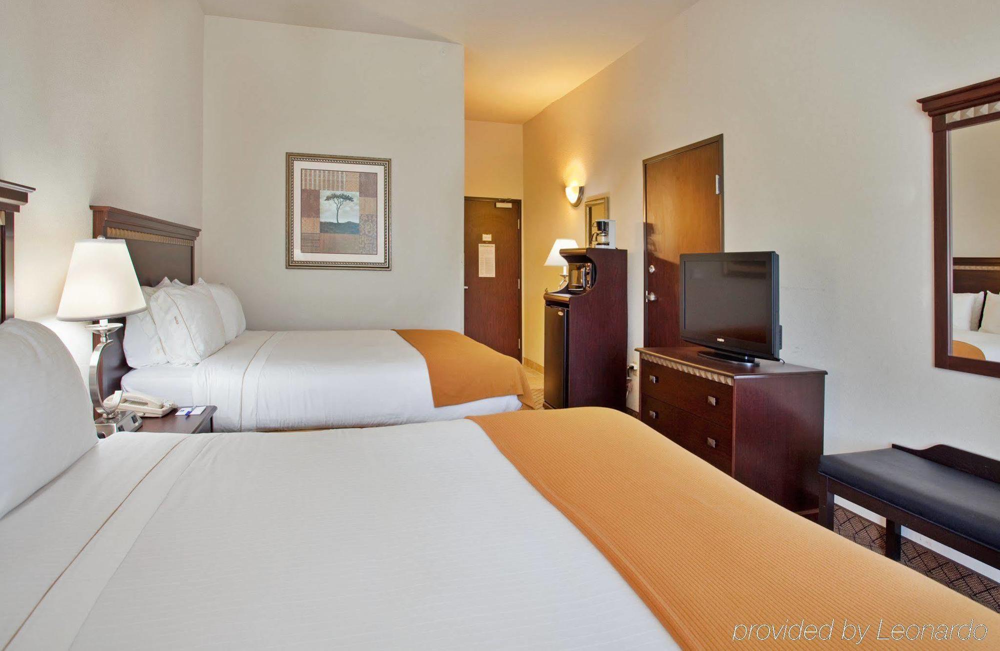 Holiday Inn Express Hotel & Suites Mcpherson, An Ihg Hotel Room photo