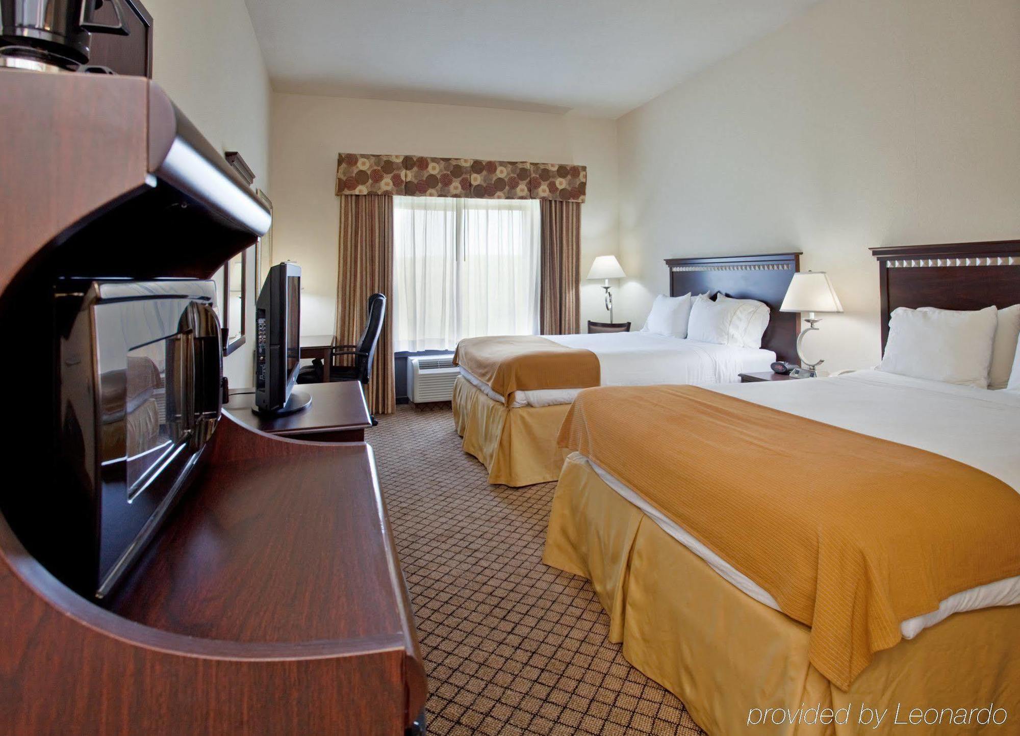 Holiday Inn Express Hotel & Suites Mcpherson, An Ihg Hotel Room photo