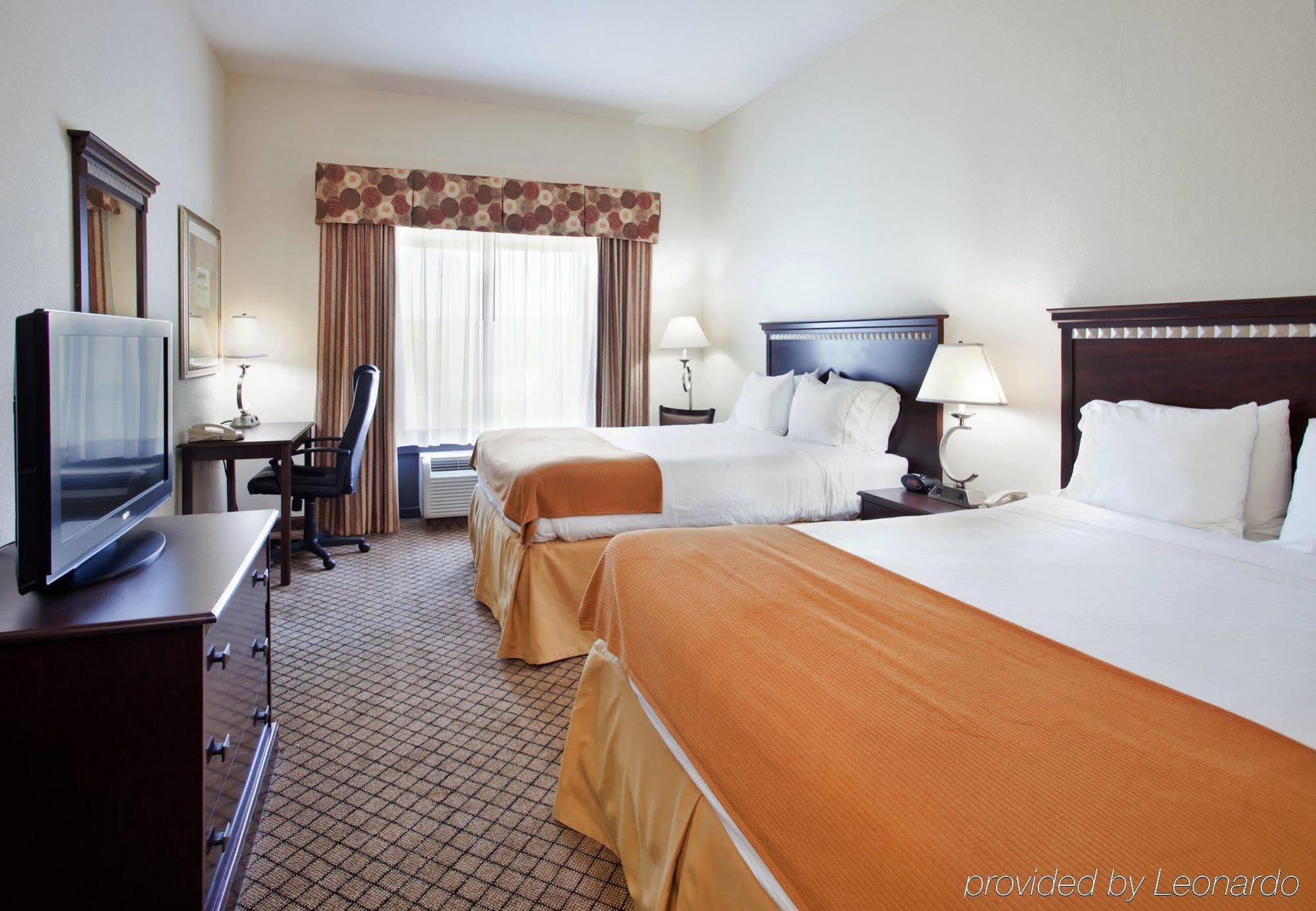 Holiday Inn Express Hotel & Suites Mcpherson By Ihg Exterior photo