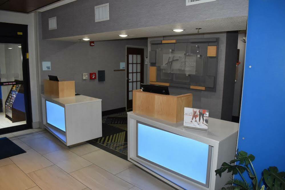 Holiday Inn Express Hotel & Suites Mcpherson By Ihg Exterior photo